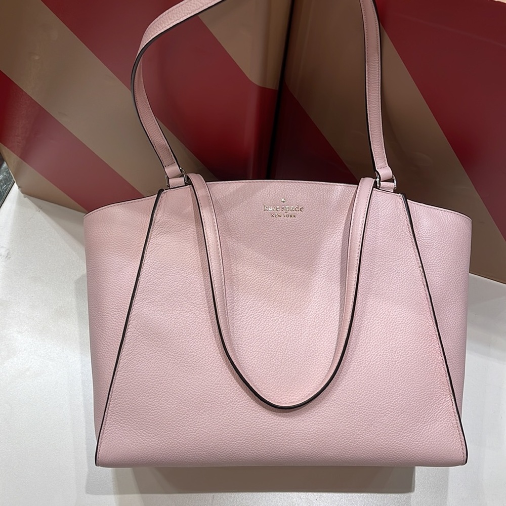 Kate Spade Brim Laptop Tote 

COLOR:
Chalk Pink - Picture 15 of 16